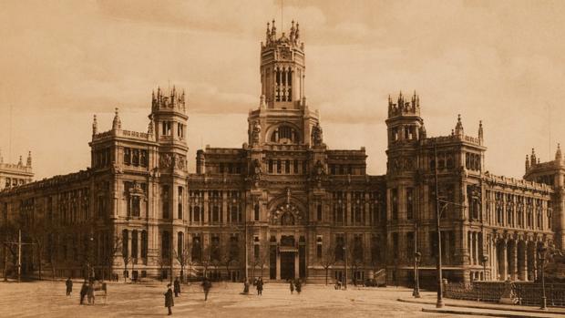 La «catedral» de Cibeles celebra su primer centenario