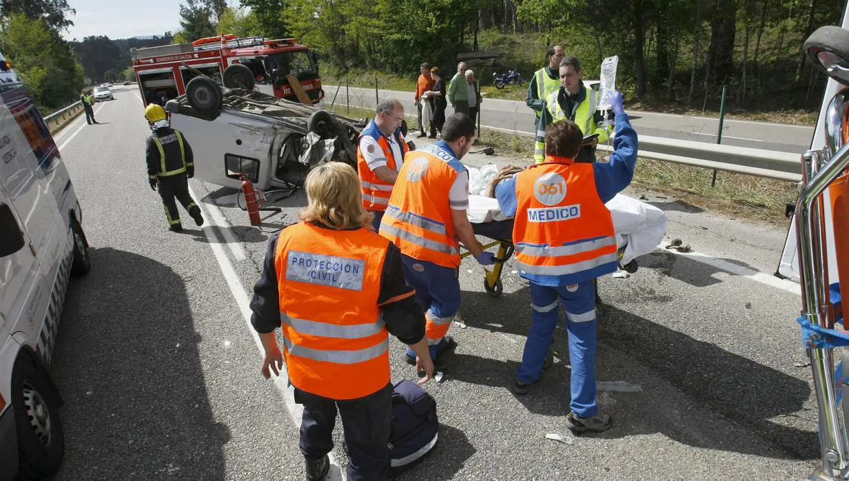 Los servicios de emergencias atienden a un herido en un accidente de circulación