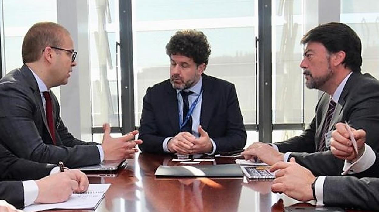 Los dos diputados y el alcalde de Alicante con Arias Cañete en Bruselas, este lunes
