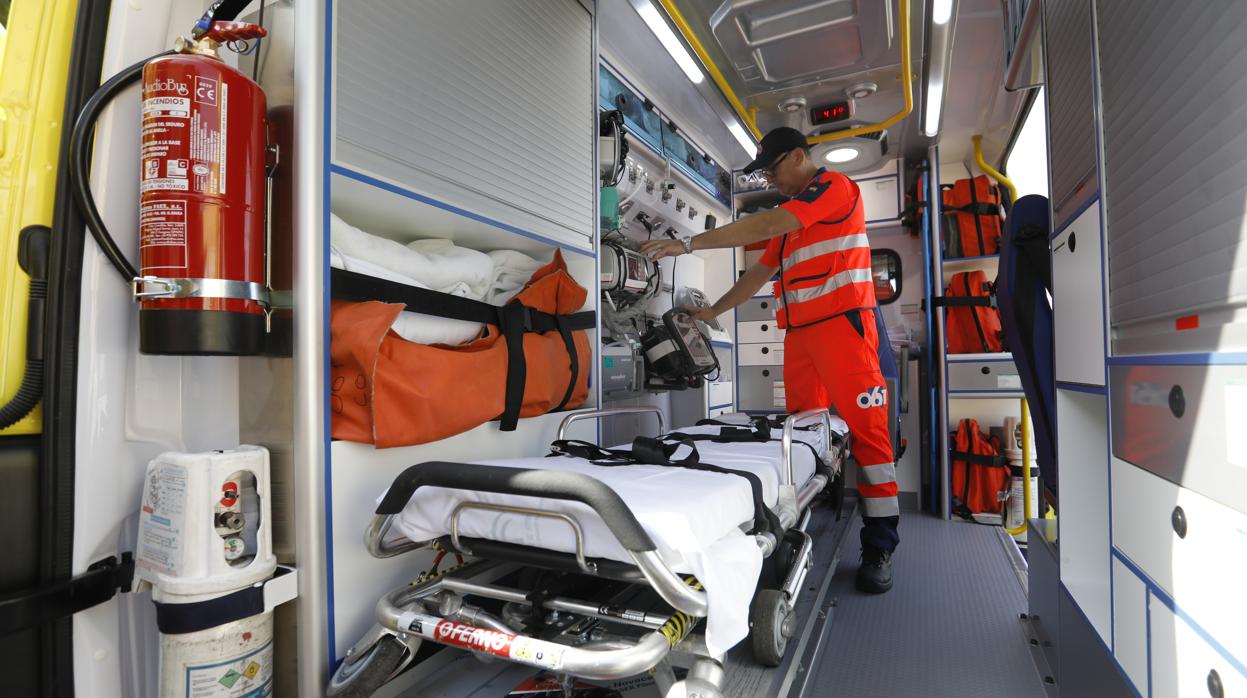 Un trabajador en el interior de una ambulancia del 061 en una imagen de archivo