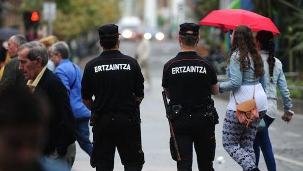 Dos jóvenes detenidos por abusar de una mujer y atentar contra policías en San Sebastián