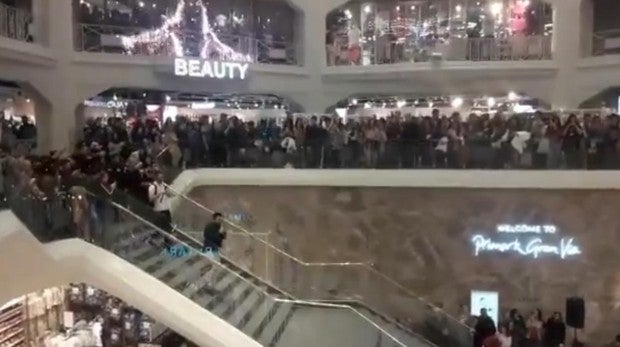 La insólita pedida de mano ante cientos de personas que paralizó el Primark de Gran Vía