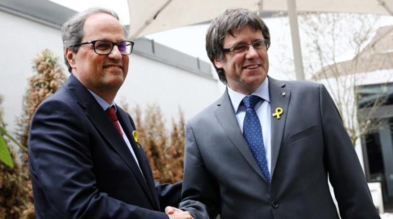 Quim Torra y Carles Puigdemont se estrechan la mano durante una rueda de prensa en Berlín