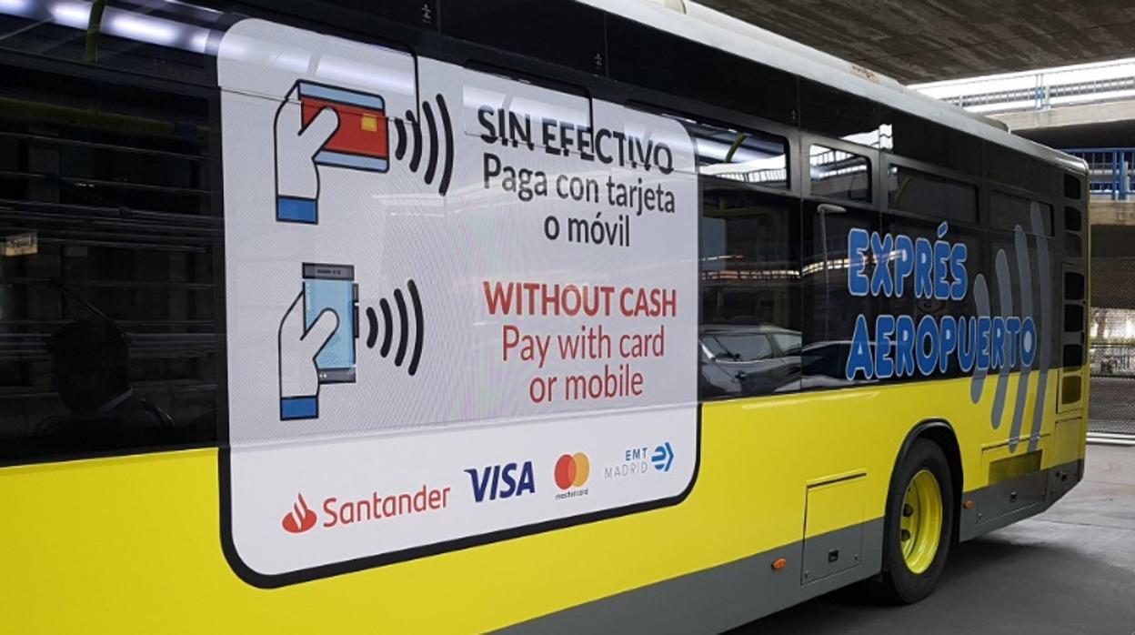 Un autobús exprés del aeropuerto promociona el nuevo método de pago
