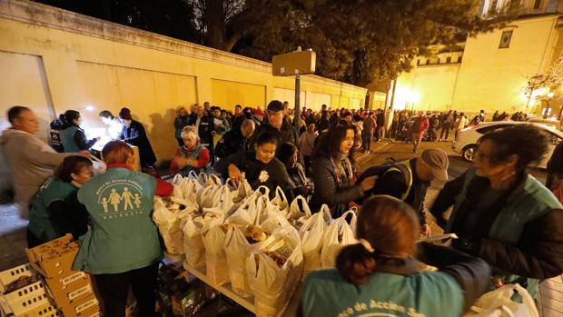 Las «alarmantes» cifras de la pobreza en Valencia: una cola de mil familias en la calle para recibir comida