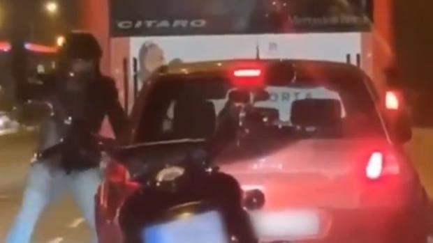 Brutal agresión de un motorista a un conductor en la avenida Meridiana de Barcelona