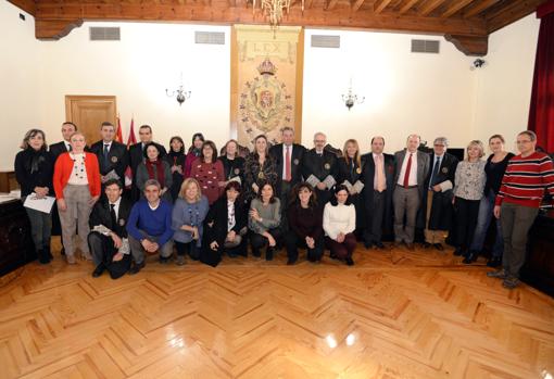 Fotografía de familia del personal de la Audiencia de Toledo con Manuel Gutiérrez