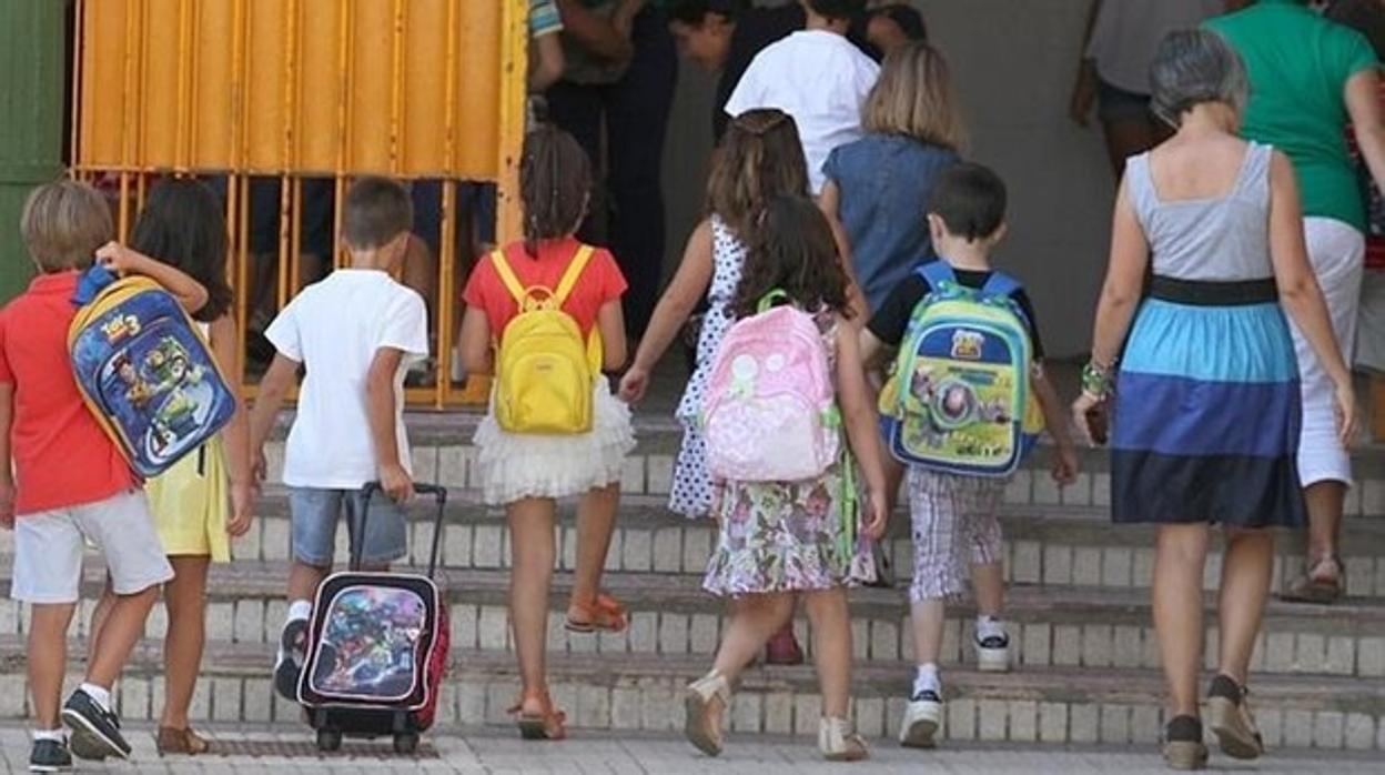 Niños entrando en un colegio en una imagen de archivo