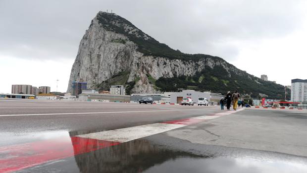 Londres protesta por escrito ante el Gobierno español por el incidente del «Tornado» en Gibraltar