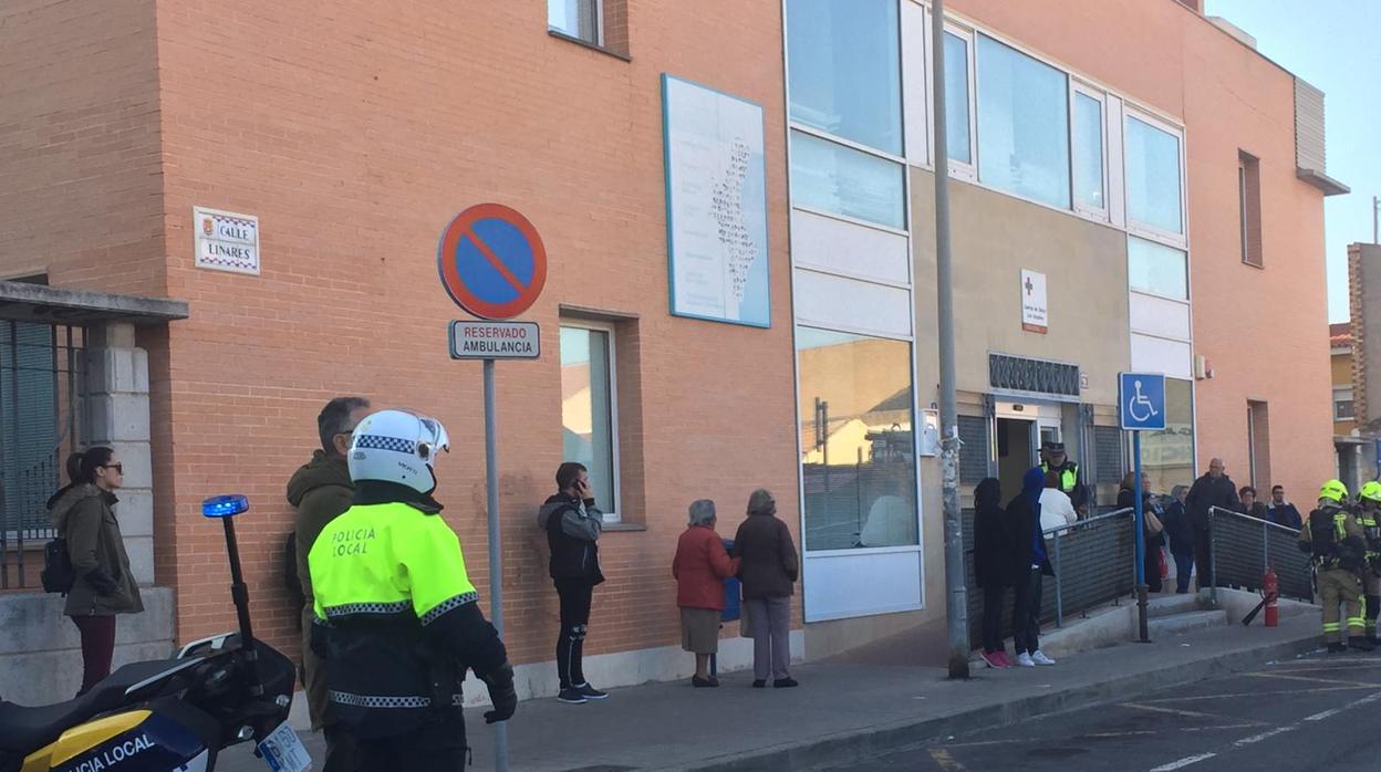 Los agentes de Policía y Bomberos en el centro de salud de Alicante en el momento del desalojo