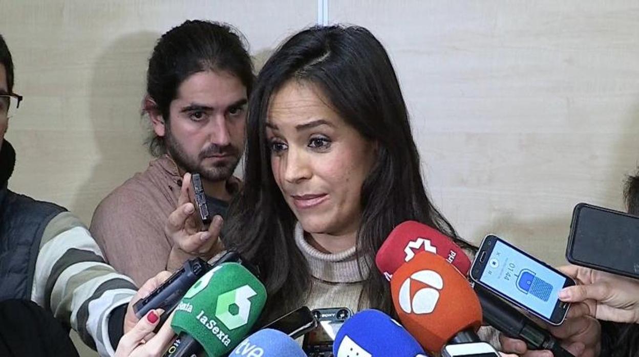 Villacís, ayer, dando explicaciones ante los medios por el escándalo de su sociedad