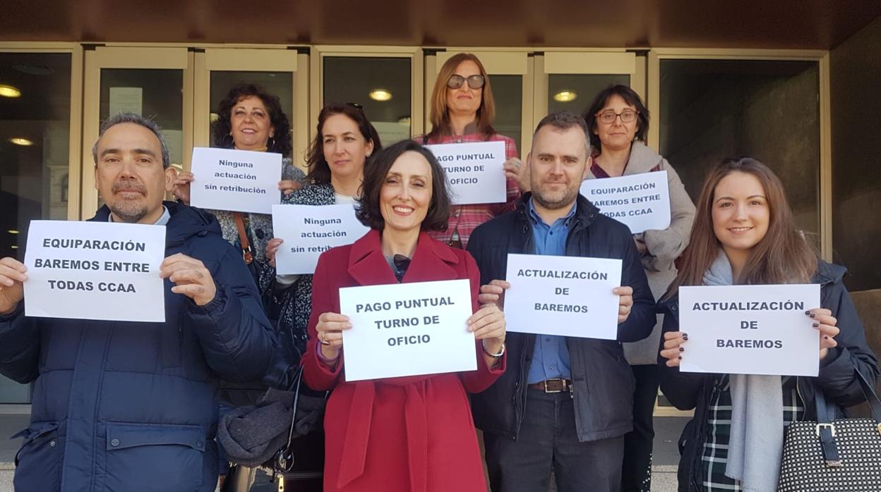 Abogados que han acudido este jueves a la protesta delante de los juzgados de Toledo