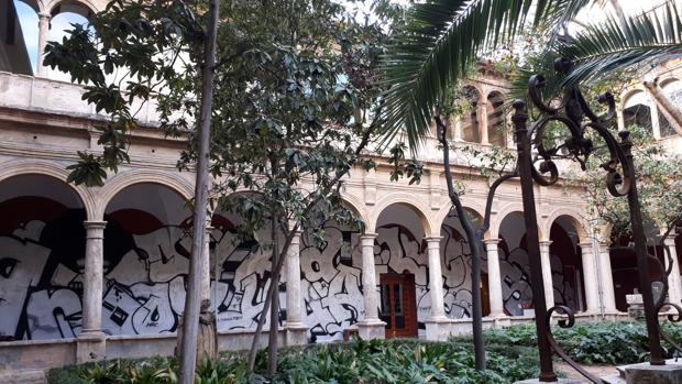 Realizan un grafiti gigante en un convento del siglo XIII de Valencia con la autorización de la Generalitat