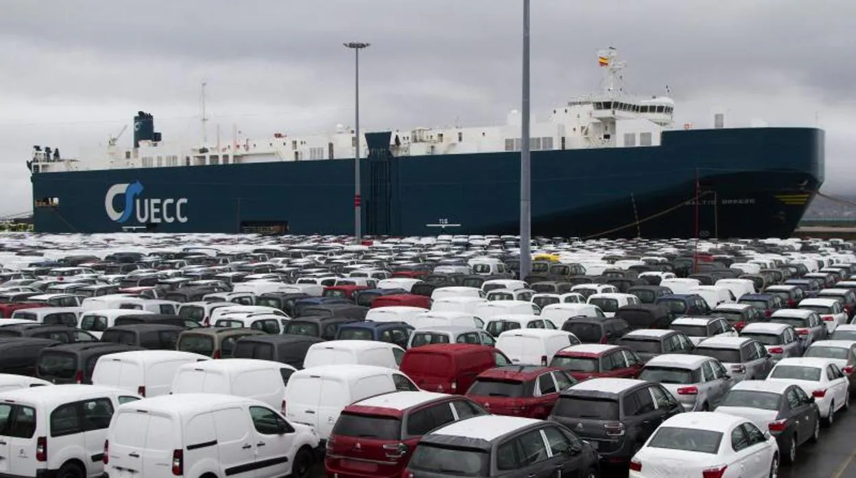 Vehículos de PSA Citrën esperando para ser exportados en el muelle de carga del puerto de Vigo