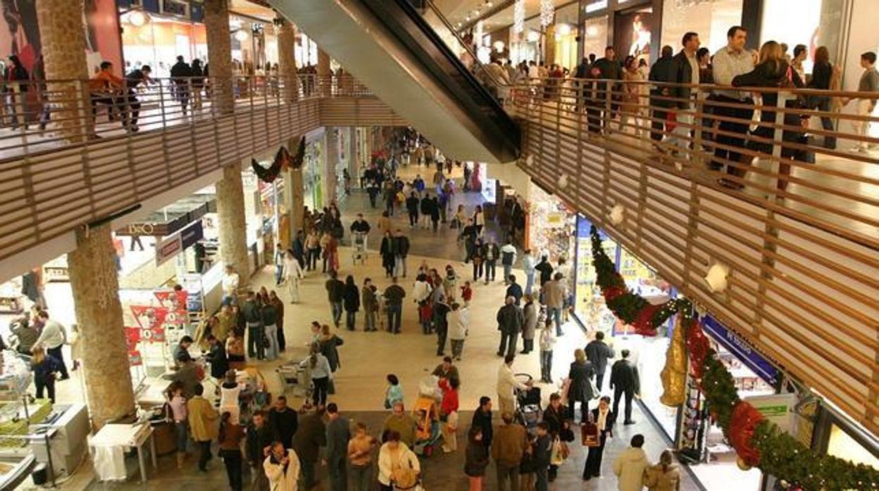 Escapan tras robar en una tienda de telefonía del Luz del Tajo