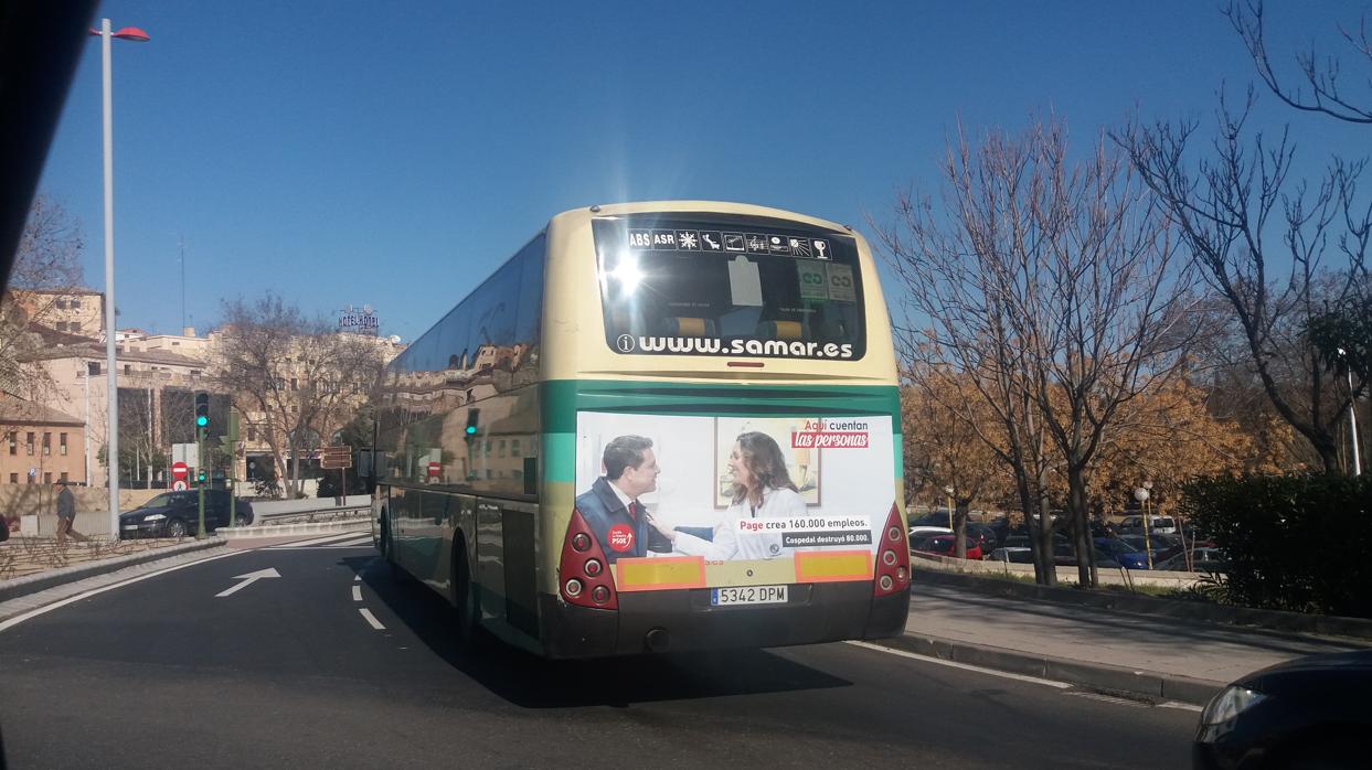 Un autobús de la campaña socialista circula por la ciudad de Toledo