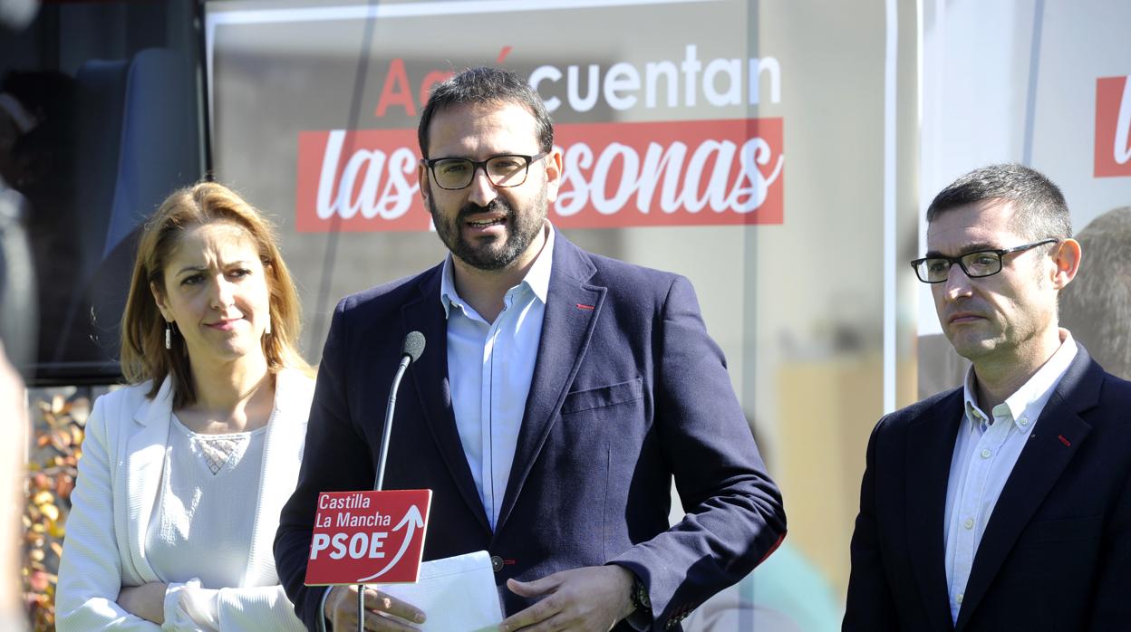 Cristina Maestre, Sergio Gutiérrez y Fernando Muñoz durante la presentación de la campaña