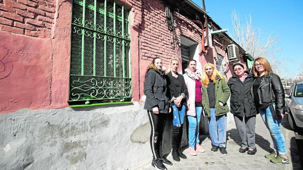 De izquierda a derecha, Sonia y su hija, Loubna, Ljubica, Neira y Cristina, frente a la fachada con los disparos tapados con yeso