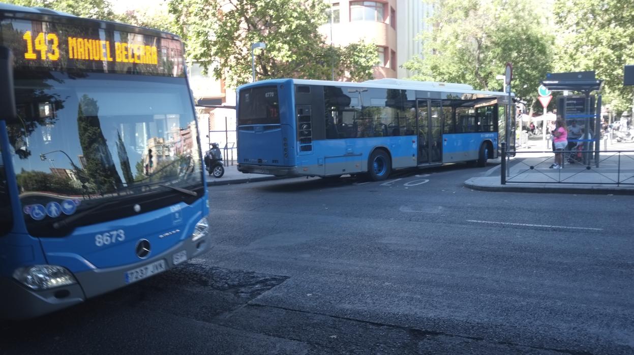 Autobuses de la EMT en una parada de carga y descarga de viajeros