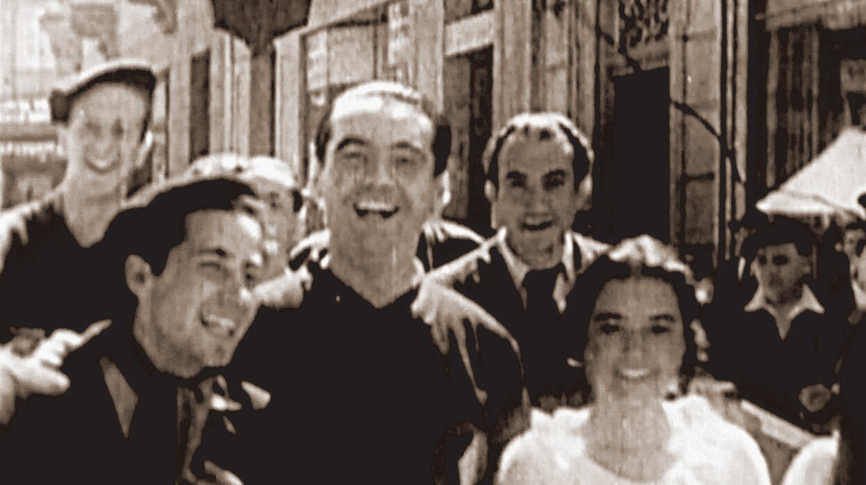 Fotograma de la película en la que se ve a Federico García Lorca paseando por Vigo junto a compañeros de La Barraca