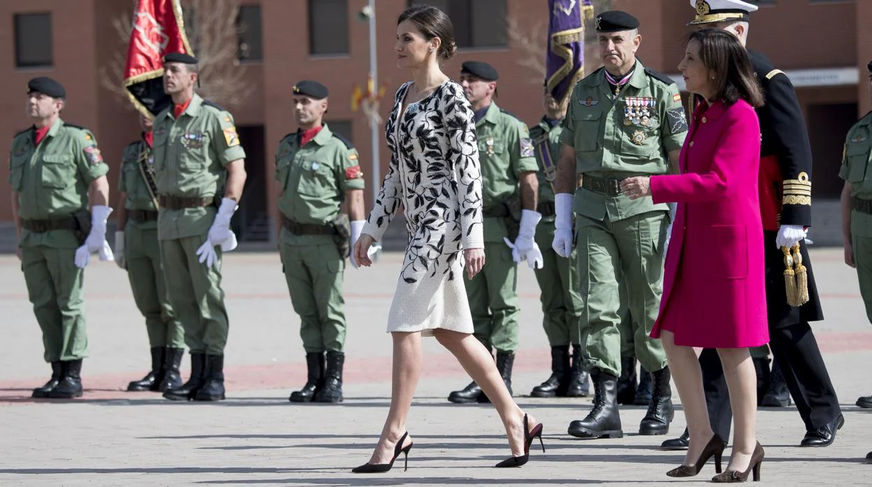 La Reina elogia la entrega de los paracaidistas dentro y fuera de España