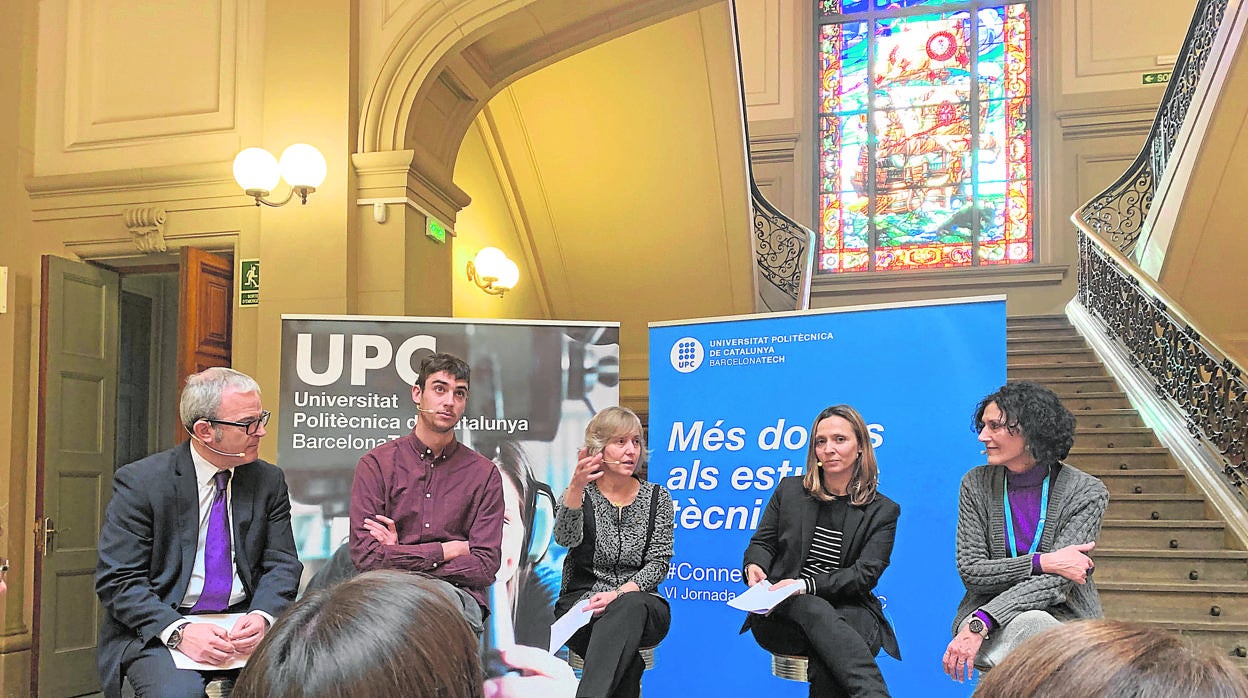 Obiols, primera por la derecha, durante el encuentro de la UPC