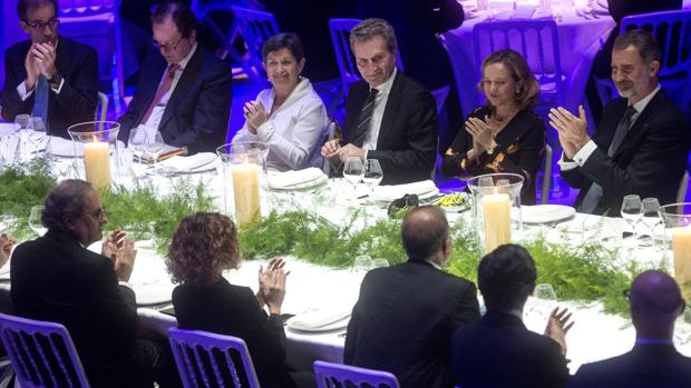 El Rey, ante Torra y Colau: «España es una democracia plena y sólida»