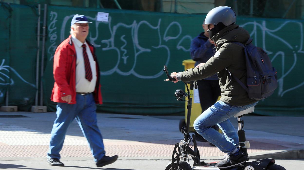 Un patinete eléctrico circula por Madrid, en una fotografía de archivo