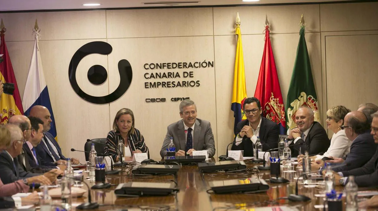El PSOE de Canarias insta a la CEOE a no entrar en política