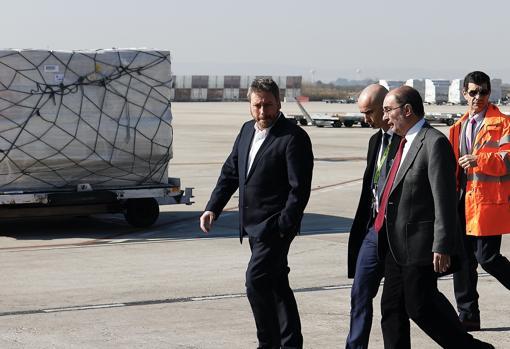 José Luis Soro y Javier Lambán, durante su visita al Aeropuerto de Zaragoza