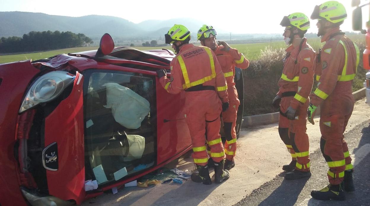 Imagen del coche volcado tras salirse d ela vía en Fontanars dels Alforins