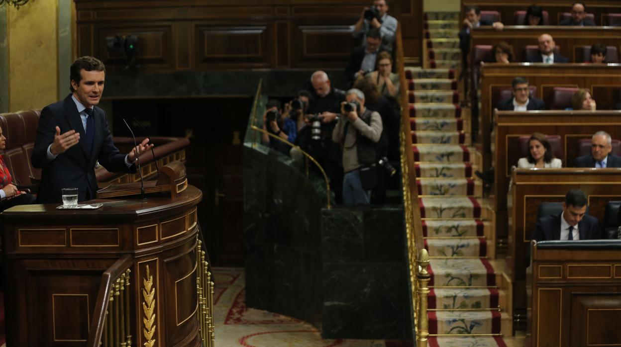 Pablo Casado interpela a Pedro Sánchez en el Congreso