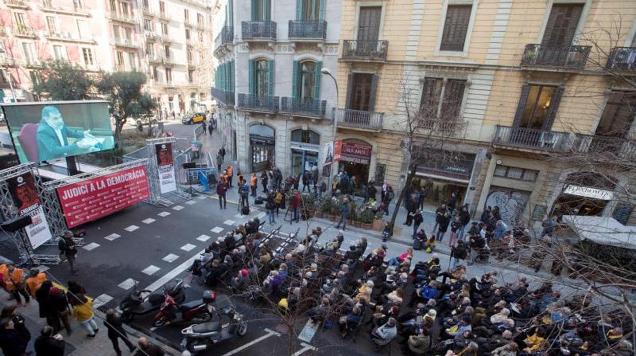 Pantalla de Òmnium, en la calle Diputación, para ver la declaración judicial de Jordi Cuixart
