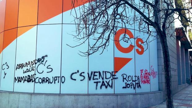 La sede central de Ciudadanos amanece pintada con insultos: «Te va a votar tu puta madre»