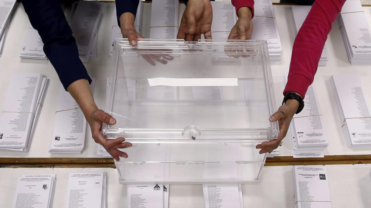 Urnas en un colegio electoral de Pamplona