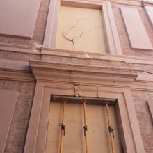 Agrietamientos y huecos apuntalados en una de las zonas de la fachada en las que es más visible el deterioro