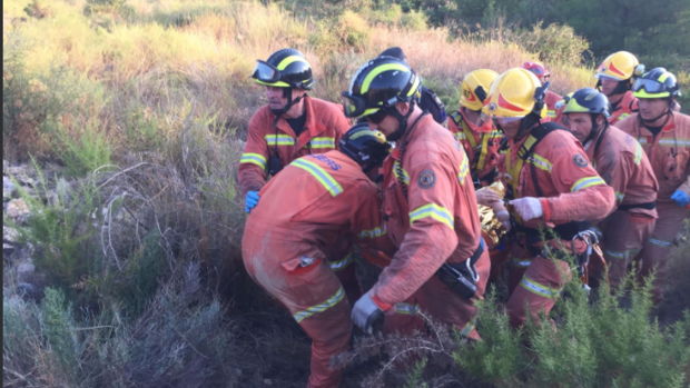 Los Bomberos rescatan a un hombre corpulento que no podía salir de su piscina vacía