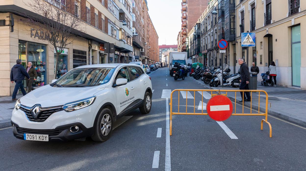 El vehículo del teniente de alcalde de Valladolid saliendo de la zona prohibida por la contaminación