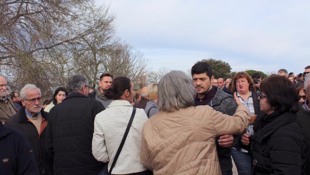 «Los Lobos» se unen a cientos de personas para despedir a José Pinto