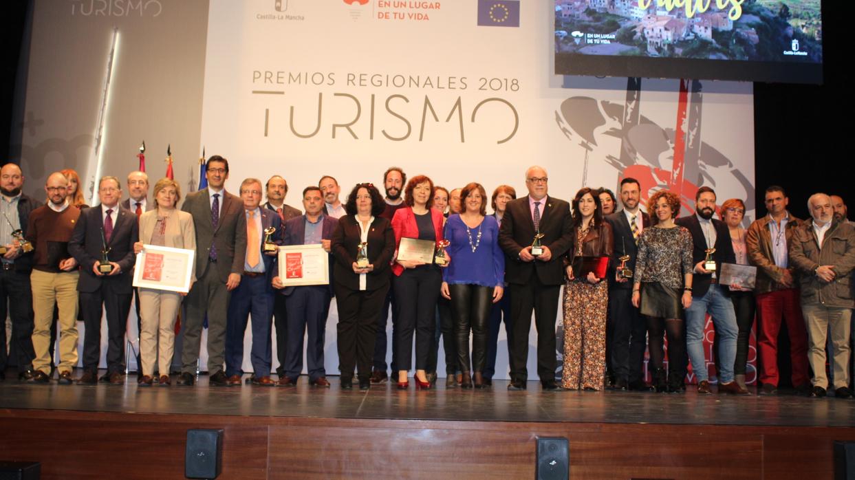 Fotografía de familia de los premiados en Alcázar de San Juan