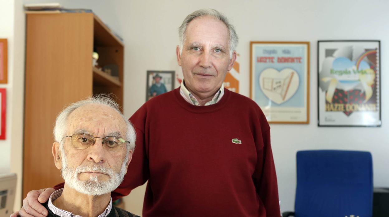 Chema Pindado (izquierda) junto a su amigo José Luis Alonso, posaban en la sede de la Asociación de Trasplantados de Valladolid en 2012