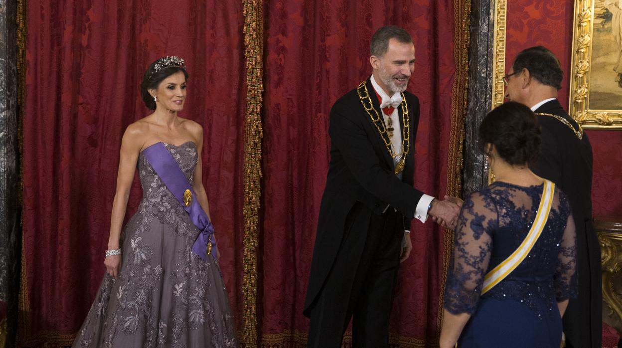 Los Reyes reciben al presidente de Perú, Martín Vizcarra, y a su esposa, en el Palacio Real