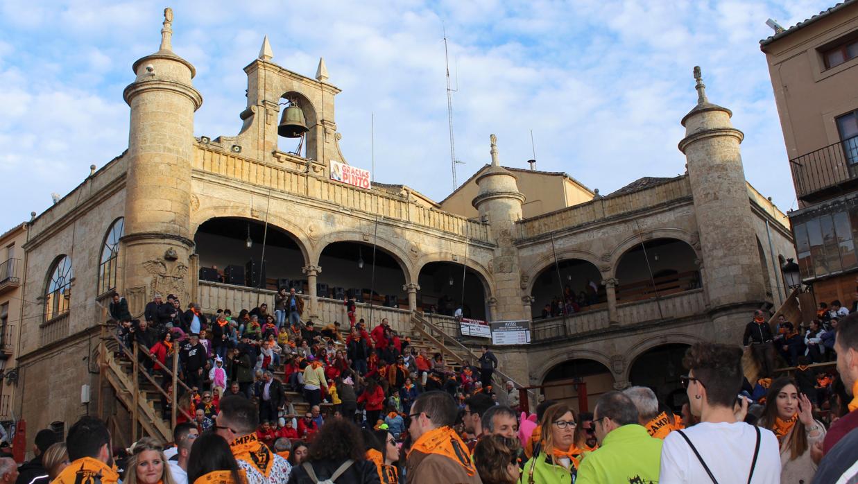La plaza Mayor de Ciudad Rodrigo (Salamanca) luce una pancarta con el lema «Gracias Pinto» en recuerdo de l concursante televisivo José Pinto