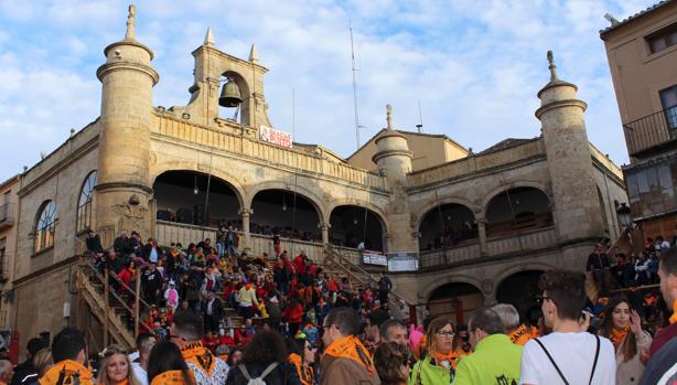 Un emocionante minuto de silencio en recuerdo del «lobo» José Pinto marca el inicio del Carnaval del Toro