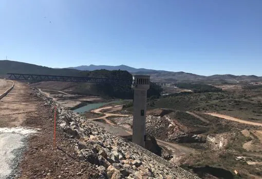 Vista de las tierras que se inundarán, tomada desde lo alto del muro de presa