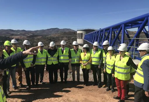 Foto de familia de los responsables institucionales y téncicos que visitaron este sábado la presa de Mularroya