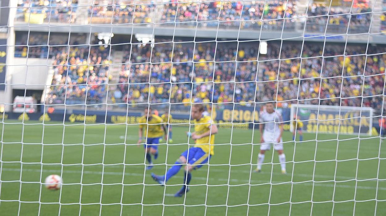 Álex Fernández transforma en gol el discutido penalti