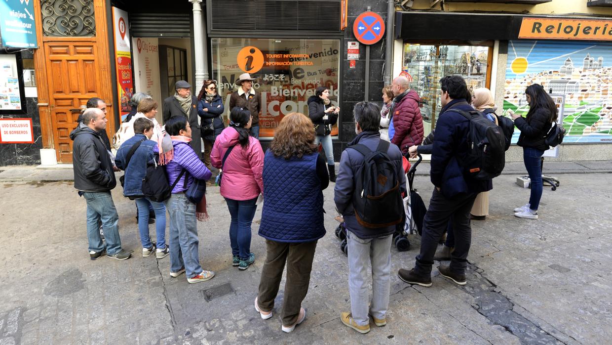 Una guía con un grupo de turistas por las calles de Toledo