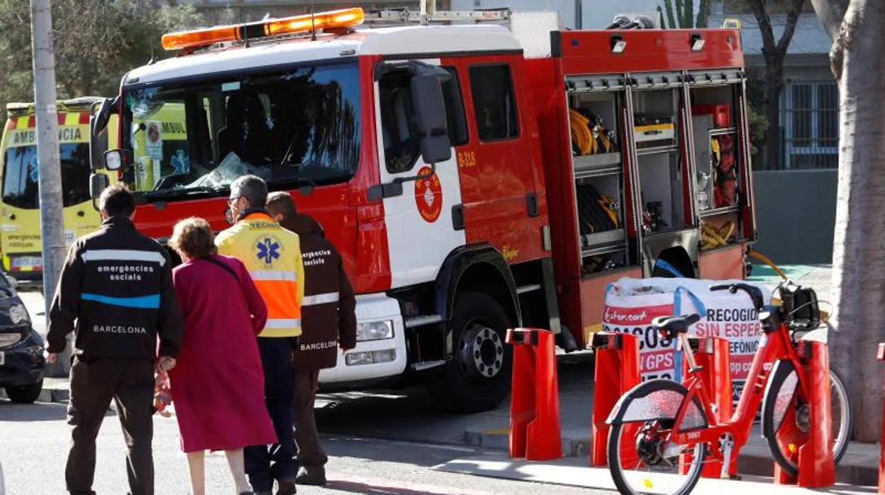 Bomberos y Servicios de Emergencias Médicas, a las puertas del edificio de la calle Chile de Barcelona, hoy