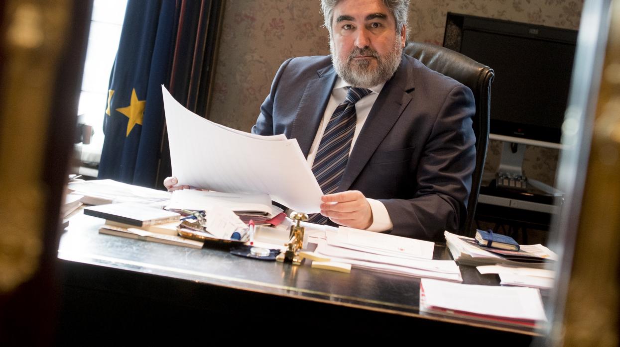 El delegado del Gobierno en su despacho durante la entrevista